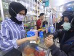 masyarakat-membeli-masker-dan-cairan-disinfektan_20200305_092841.jpg