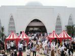 masyarakat-memenuhi-halaman-masjid-raya-al-azhar-podomoro-park.jpg