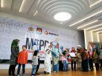 masyarakat-peduli-penyelenggaraan-pemilu-menyerahkan-santunan-kepada-perwakilan.jpg