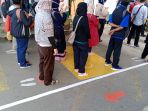 masyarakat-penguna-krl-mengikuti-protokol-kesehatan_20200604_193236.jpg