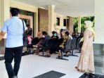 masyarakat-saat-memadati-pengadilan-agama-kabupaten-indramayu.jpg