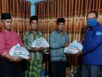 masyarakat-sumbar-terima-bantuan-sembako-dari-mulyadi.jpg