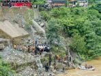 mat-nepal-mencari-korban-selamat-vvv.jpg