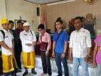 mata-kepala-sekolah-sma-saraswati-berkaca-kacajpg.jpg