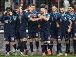 mateo-kovacic-tengah-diberi-selamat-oleh-rekan-satu-timnya.jpg