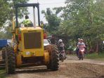 material-urukan-tanah-bikin-kotor-jalan_20170309_175827.jpg<pf>material-urukan-tanah-bikin-kotor-jalan_20170309_175632.jpg<pf>material-urukan-tanah-bikin-kotor-jalan_20170309_175651.jpg