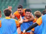 matheus-pato-bersama-rekan-satu-tim-shandong-taishan.jpg