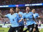 mathias-olivera-dari-uruguay-merayakan-gol-bersama-rekan.jpg