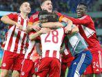 mathieu-valbuena-dan-pemain-olympiakos-merayakan-kemenangan.jpg
