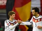 mats-hummels-memberikan-selamat-kepada-thomas-mueller_20151012_040048.jpg