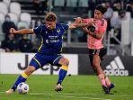 matteo-lovato-kala-berebut-penguasaan-bola-dengan-paulo-dybala.jpg
