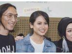 maudy-ayunda-bersama-anto-hoed-dan-melly-goeslaw-saat-hadiri-official-launching.jpg