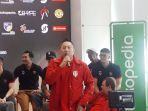 maulana-fahreza-tamrella-saat-menjelaskan-skuat-timnas-basket-indonesia.jpg