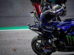 maverick-vinales-saat-melindungi-kepalanya-dari-puing-motor.jpg