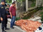mayat-pria-tergeletak-di-tepi-jalan-kenjeran-surabaya_20170323_092535.jpg