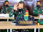 mayjen-tni-i-nyoman-cantiasa-gebrak-meja-setelah-insiden-penembakan-empat-prajurit-tni.jpg