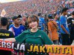 mayliana-pada-saat-menyaksikan-persija-jakarta-di-stadion.jpg