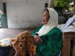 mbah-haniti-tampak-tengah-terduduk_20180114_185453.jpg