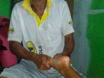 mbah-kamar-sedang-melakukan-pemijatan-dengan-lotion-sambal-di-blitar.jpg