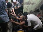 mbah-pani-yang-telah-tuntas-menjalani-ritual-topo-pendem-dikeluarkan-dari-liang-pertapaan.jpg