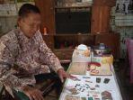 mbah-sarno-saat-menunjukkan-atribut-miliknya-saat-bertugas-menjadi-militer.jpg