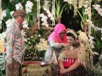 mbak-tutut-melakukan-siraman-putri-bungsunya-sekar_20180505_134552.jpg