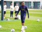 mbappe-latihan-bersama-tim-psg-lagi-setelah-neymar-ke-al-hilal.jpg