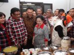 megawati-sapa-relawan-basuki-djarot-di-rumah-lembang_20170315_211710.jpg