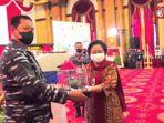 megawati-soekarnoputri-didampingi-kepala-staf-angkatan-laut-ksal-laksamana-tni-yudo-margono.jpg
