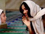meghan-markle-dan-seorang-gadis-cilik-di-dalam-masjid-auwal-afrika-selatan.jpg