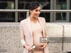 meghan-markle-duchess-of-sussex-berjalan-menuju-mobilnya.jpg