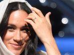 meghan-markle-mengenakan-kerudung-berwarna-krem.jpg