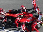 mekanik-ferrari-sedang-mendorong-mobil-f138-milik-fernando-alonso.jpg