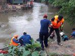 melakukan-pencarian-bocah-hanyut-di-pinggir-sungai-ciliwung-jakarta-timu.jpg