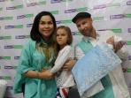 melaney-ricardo-bersama-suami-dan-kedua-anaknya_20160505_172002.jpg