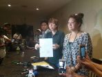 melanie-subono-didampingi-pengacaranya-henri-indraguna_20170427_202148.jpg