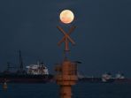 melihat-indahnya-fenomena-strawberry-moon_20220615_121224.jpg