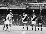melihat-kembali-aksi-pele-di-lapangan-hijau_20221230_153251.jpg
