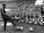 melihat-kembali-aksi-pele-di-lapangan-hijau_20221230_154817.jpg