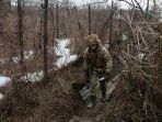 melihat-parit-perlindungan-pasukan-ukraina_20220111_095126.jpg