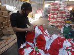 melihat-pengemasan-bantuan-sosial-di-gudang-tjipinang-jaya_20200519_193202.jpg