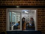 melihat-radio-wanita-afghanistan_20211210_090944.jpg
