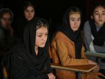 melihat-radio-wanita-afghanistan_20211210_091250.jpg