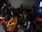 melihat-radio-wanita-afghanistan_20211210_091721.jpg