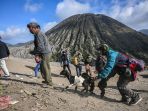 melihat-ritual-yadnya-kasada-di-kawah-gunung-bromo_20230606_065921.jpg