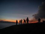 melihat-ritual-yadnya-kasada-di-kawah-gunung-bromo_20230606_071140.jpg