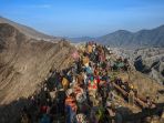 melihat-ritual-yadnya-kasada-di-kawah-gunung-bromo_20230606_072306.jpg