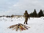 melihat-warga-sipil-ukraina-berlatih-militer_20220203_120608.jpg