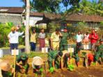 melirik-pengawalan-petani-oleh-tni-di-jawa-tengah_20151110_165630.jpg