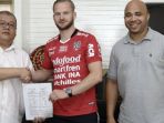 melvin-platje-pemain-asing-yang-resmi-dikontrak-bali-united_20180629_192512.jpg